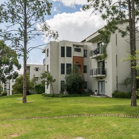 Modern Apartment In A Secure Golf Estate.Wifi Roodepoort Kültér fotó