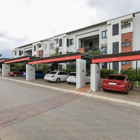 Modern Apartment In A Secure Golf Estate.Wifi Roodepoort Kültér fotó