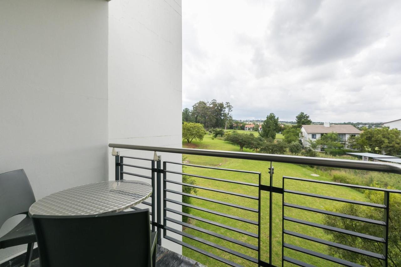 Modern Apartment In A Secure Golf Estate.Wifi Roodepoort Kültér fotó