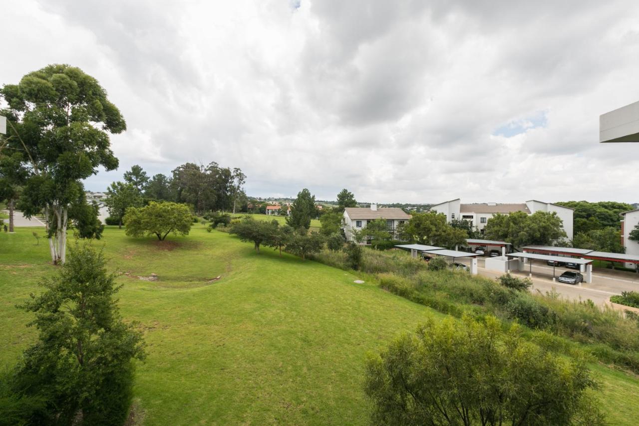 Modern Apartment In A Secure Golf Estate.Wifi Roodepoort Kültér fotó
